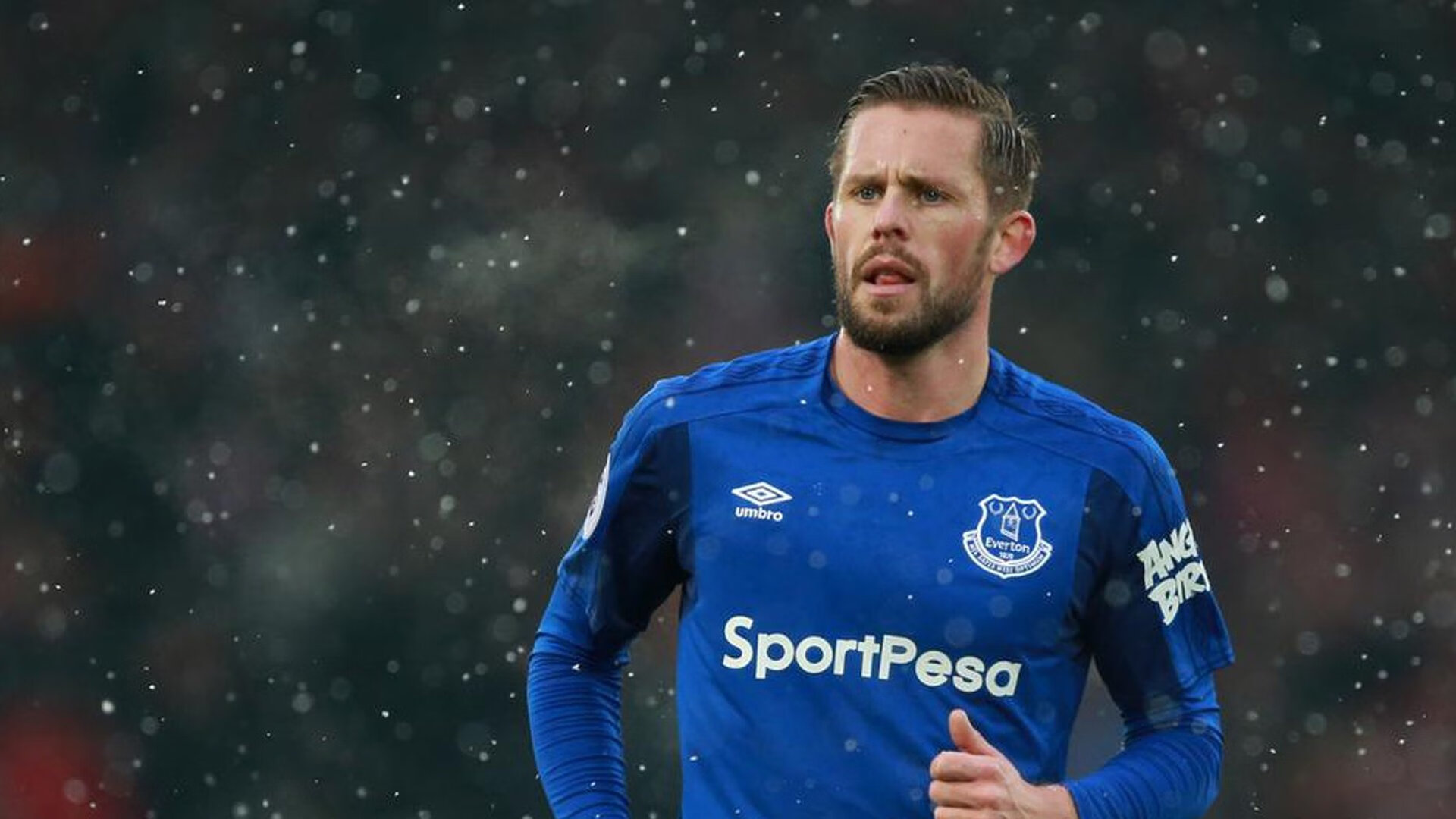 营地拔河与躲避球联赛 夜幕下营火旁笑声不断